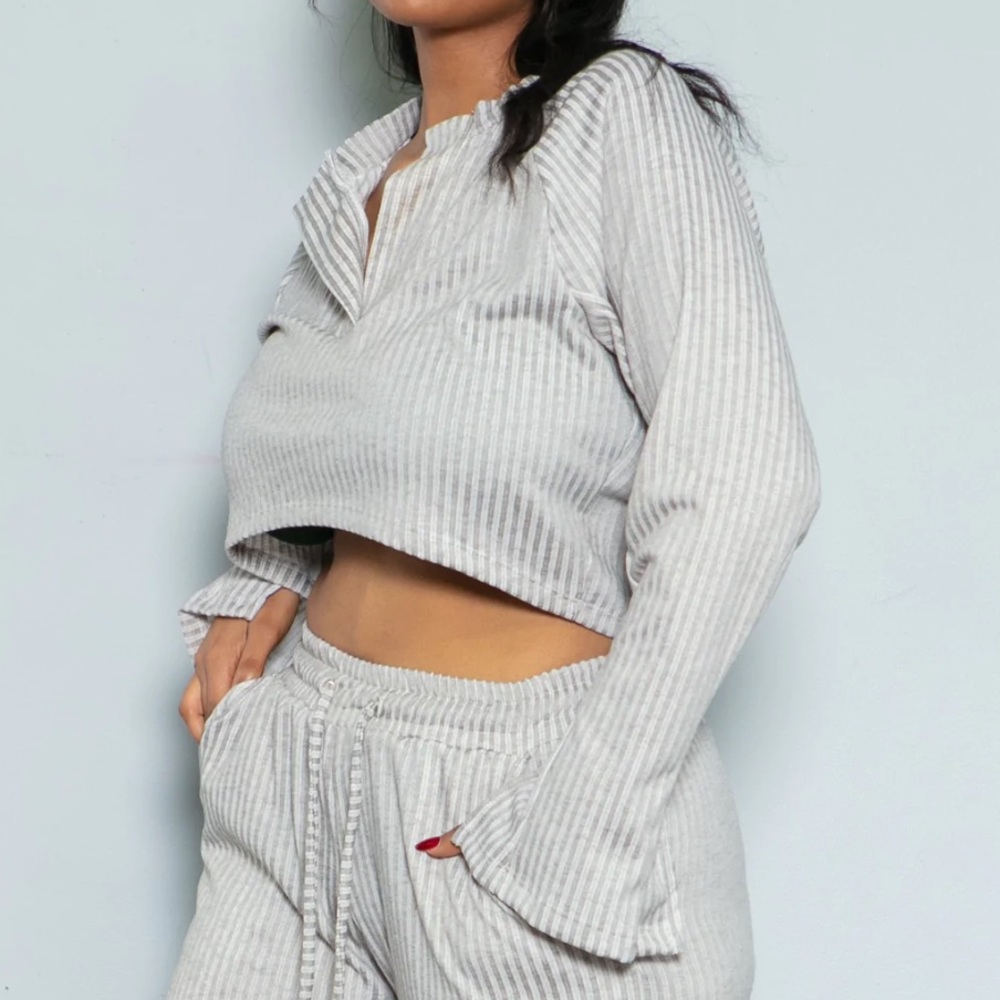 Babes | Ribbed Open Flare Sleeve Cropped Top